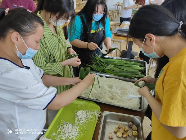 百分努力，气质出“粽”——土木学院在食堂开展“迎端午 包粽子”活动